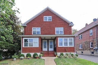 Building Photo - 2 Gates Ave