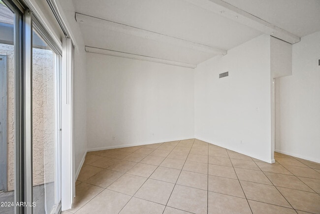 Building Photo - 612 S Allred Dr