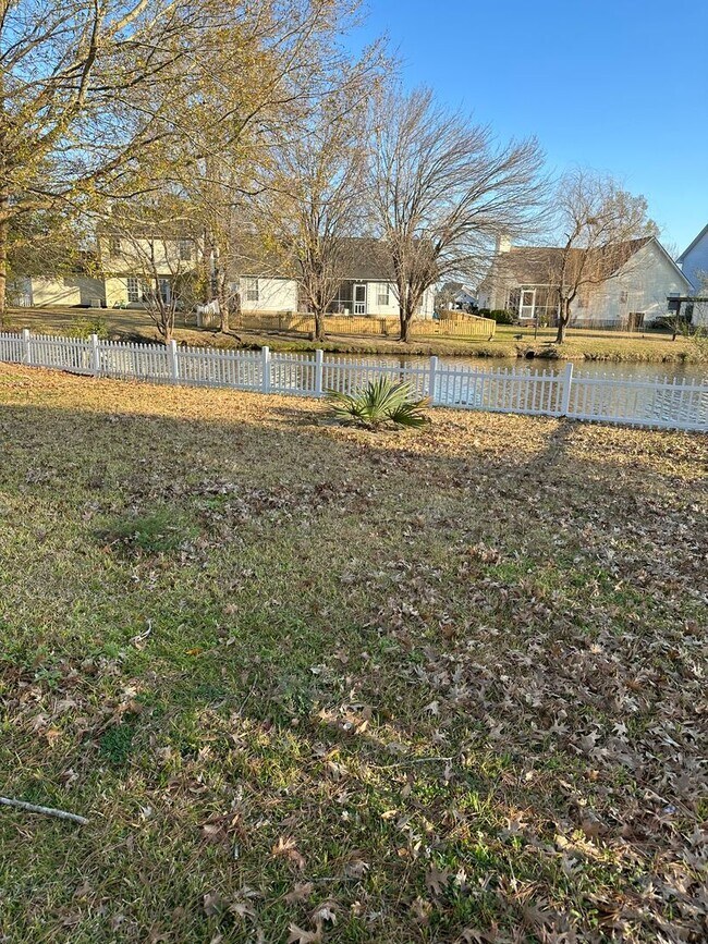 Foto del edificio - 3 x 2 with garage and pond view