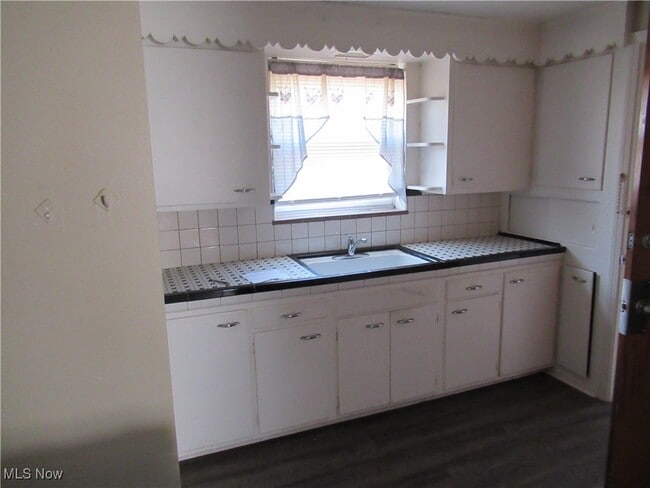 Building Photo - 410 E 222nd St