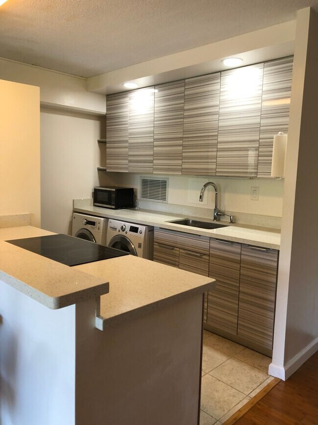 Foto del edificio - Furnished and Renovated 2 Bed 2 Bath 1 Parking at Marco Polo Apartments, Views and Amenities!!!