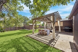 Building Photo - 908 Riddlewood Dr