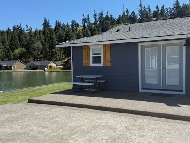 Building Photo - Adorable waterfront home in Sunlight Water...