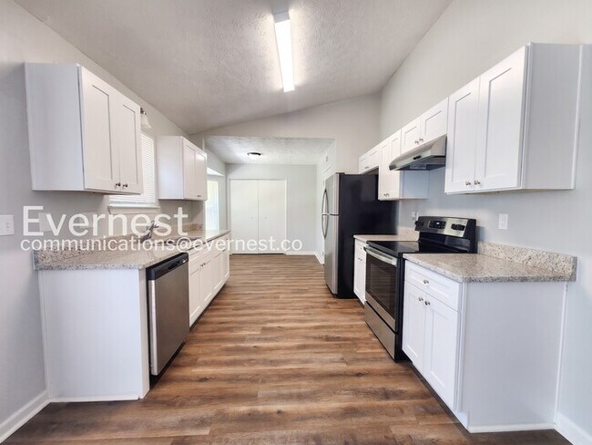 Building Photo - 3 Bed/2 Bath Home with Garage / Pet-Friendly / Coming Soon!