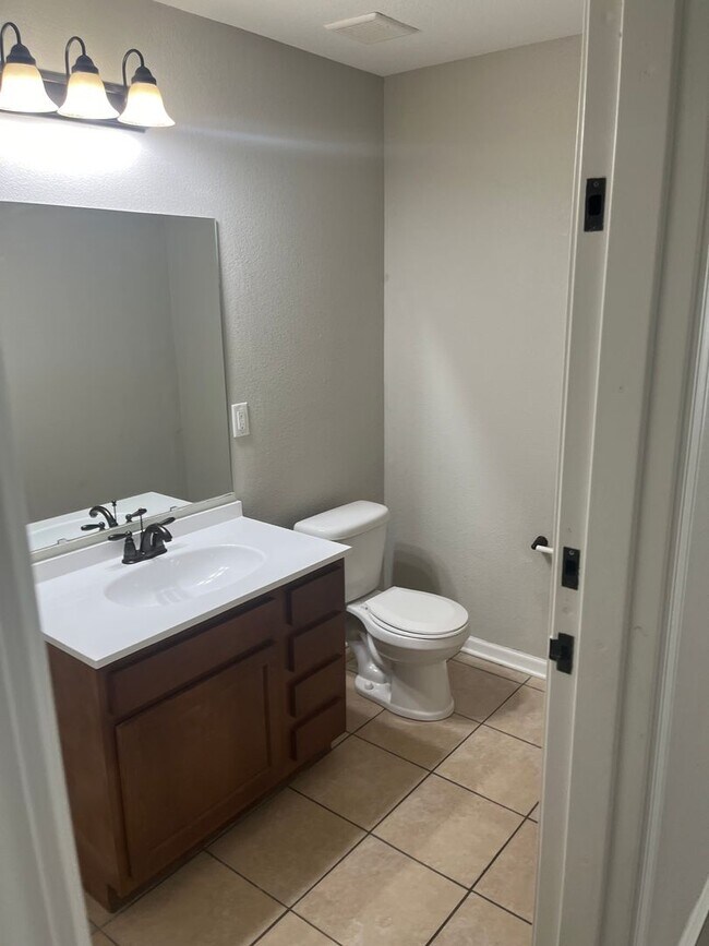 Foto del edificio - 15004-15006 W 64th Terrace