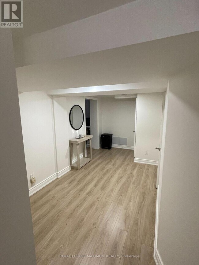 Building Photo - 29 Pakenham Dr