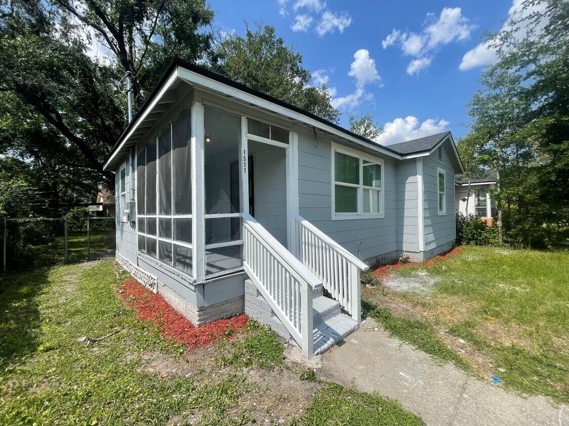 Primary Photo - 3/1 Single family home : Available now!