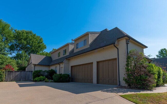 Foto del edificio - Rare lease opportunity in the exclusive ga...