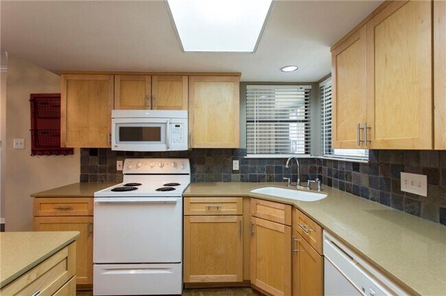 Foto del edificio - Norwalk Square Condominiums