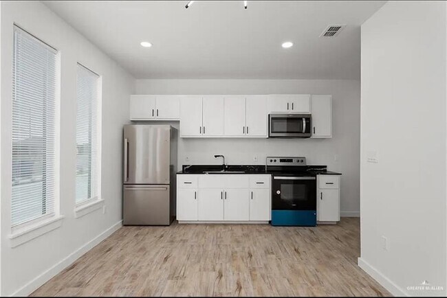 Building Photo - 1429 W Harrison Ave