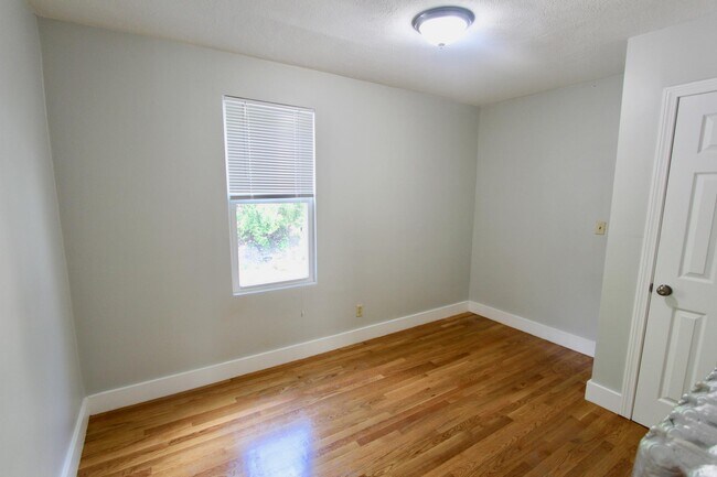 Building Photo - 109 Pleasant St