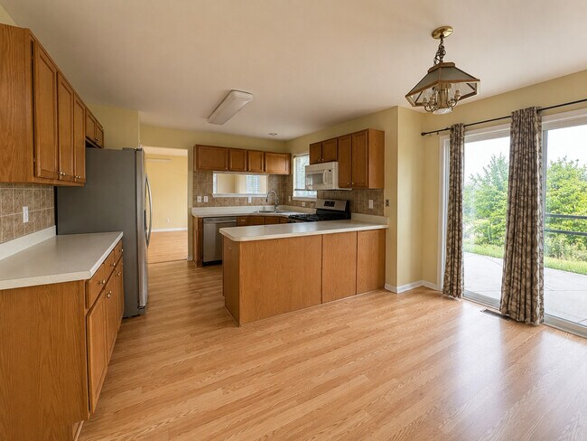 Building Photo - 557 Kathleen Dr