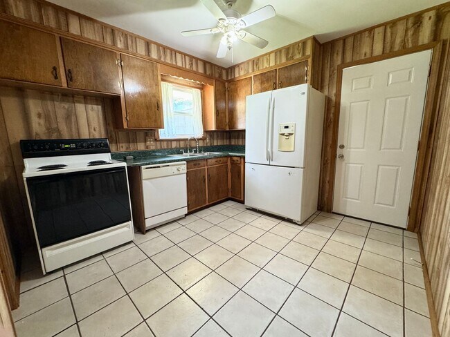 Building Photo - Roanoke County/ Vinton  3 Bedroom 1.5 Bath