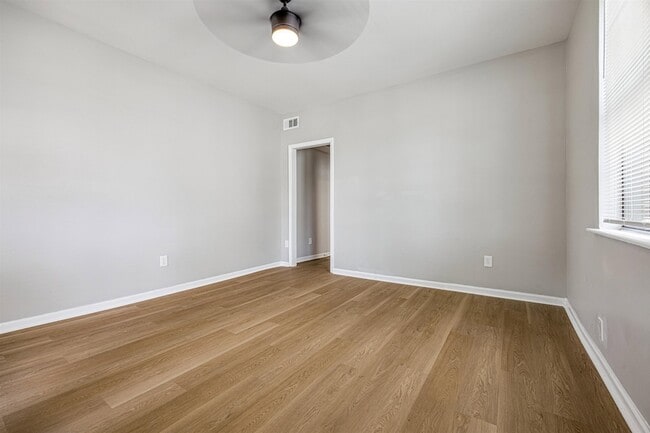 Building Photo - 2395 Forrest Avenue Unit 4