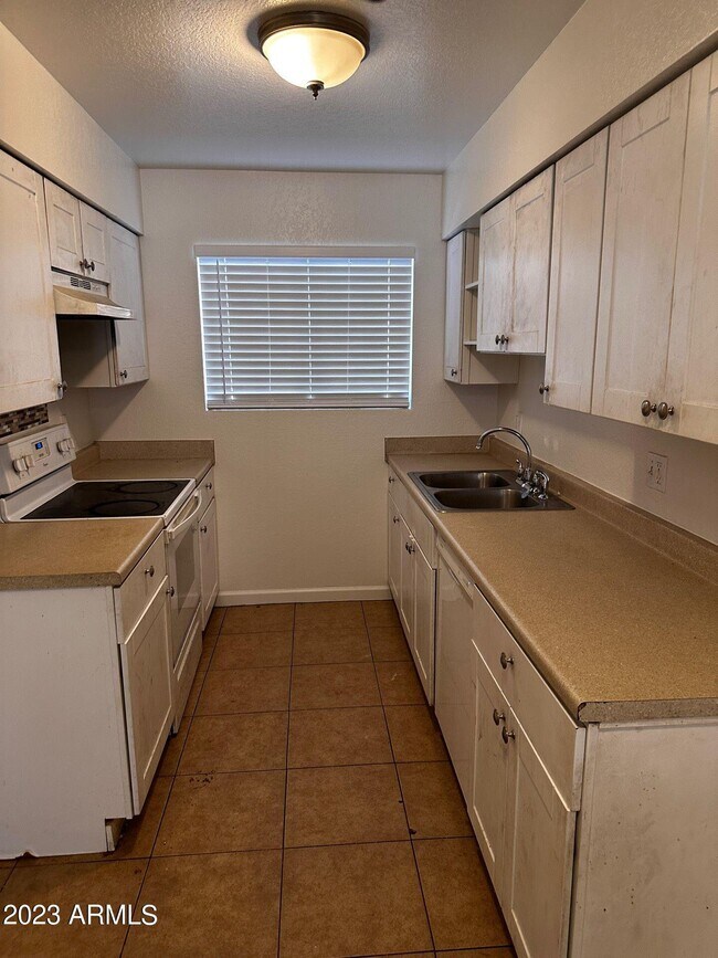 Building Photo - 260 E 8th Ave