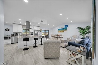 Building Photo - 299 Rotonda Cir