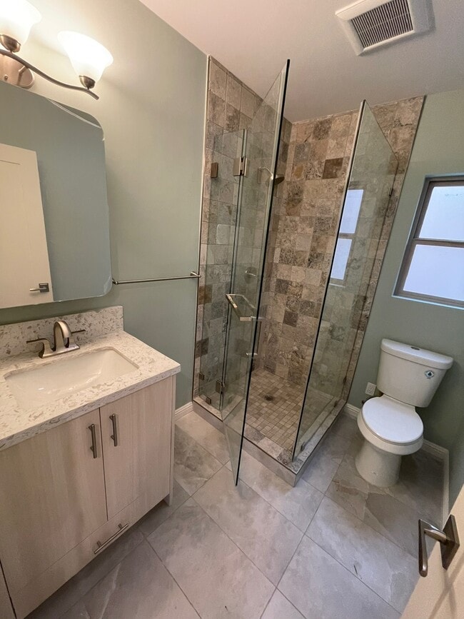Fulll Guest Bath w Shower - 4131 Chevy Chase Dr