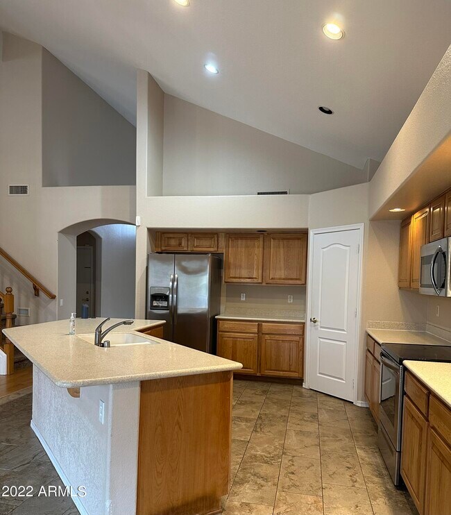 Building Photo - 5927 E Woodridge Dr