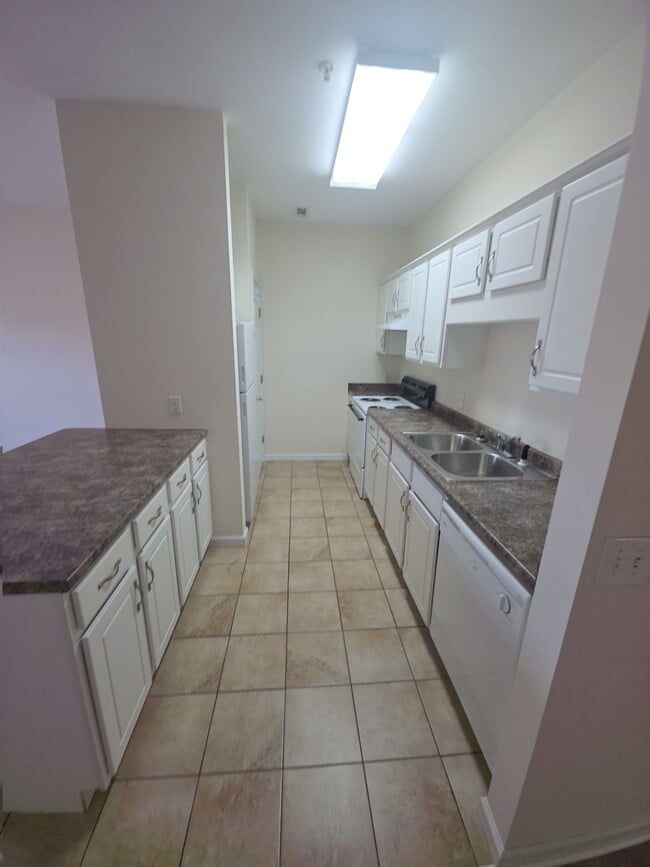 Building Photo - 2014 N Willow Ave