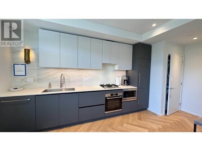 Photo du bâtiment - 745-745 W 49th Ave