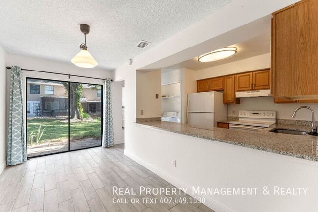 Building Photo - 2 BR / 2.5 BA Townhome In Casa Park Villas