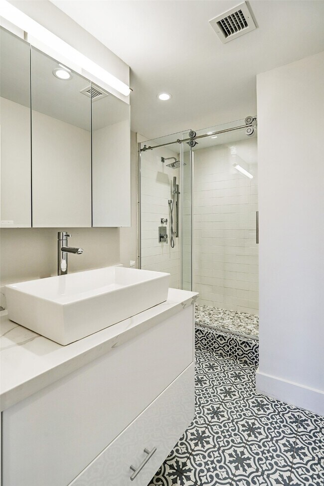 Building Photo - 2701 Westheimer Rd