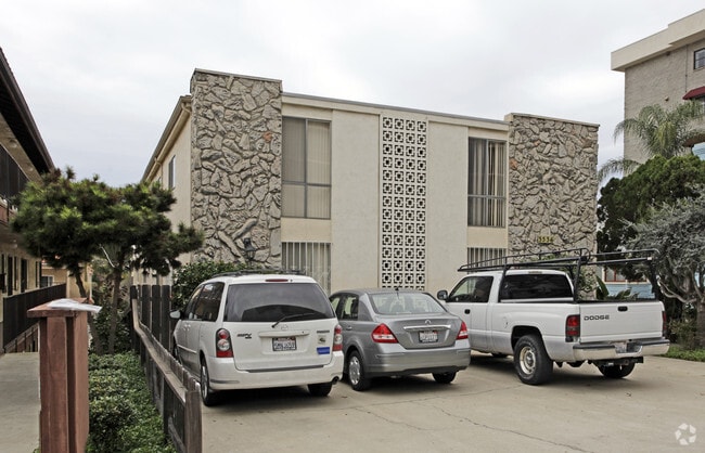 Building Photo - 3536 1st Ave