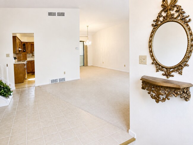 Foto del edificio - Spacious 3-Bedroom Split-Level with Formal Dining Room, Fireplace, and Fenced Backyard