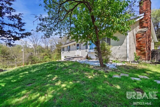 Building Photo - Stunning Mid Century American Ranch