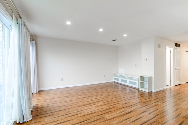 Foto del edificio - 421 Wendover Dr