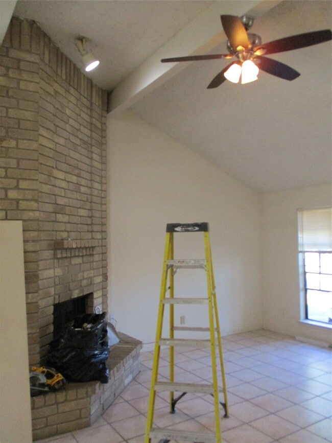 Building Photo - 19947 Mountain Dale Dr