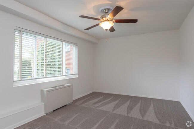 1BR, 1BA - 720 SF - Westmont Gardens Apartments