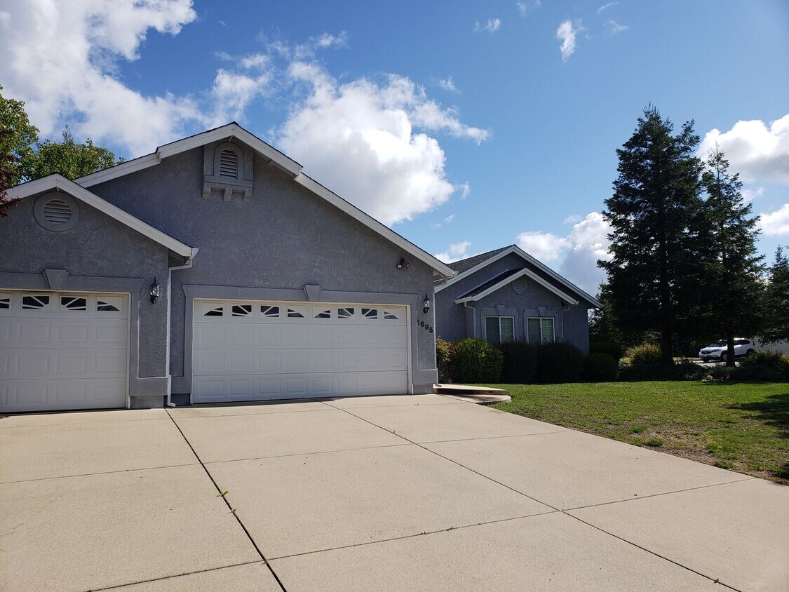 Primary Photo - 3 bedroom 2 bath home in Mary Lake