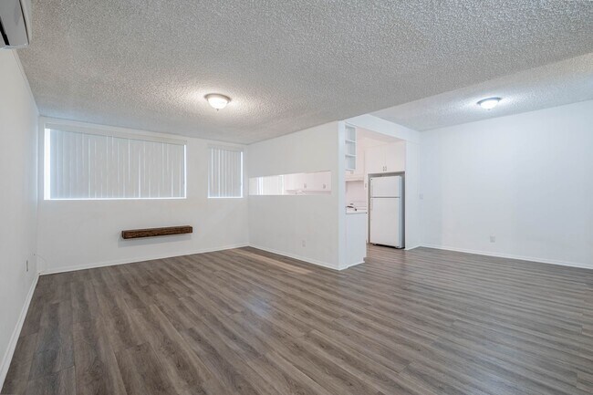 Foto del edificio - Spacious 1 bed 1 bath apartment in Santa Monica!