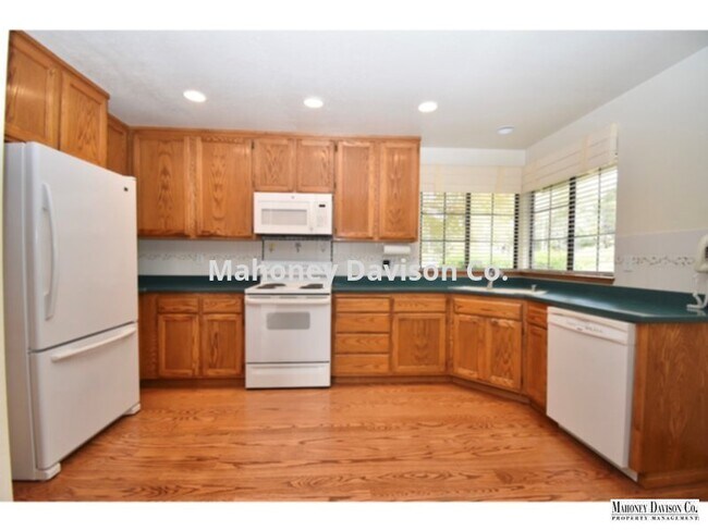 Building Photo - 3 bdrm/2 bath single story, 1688 sf, near ...