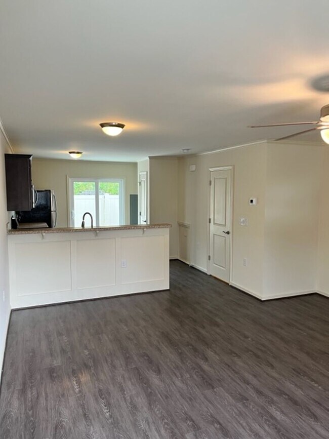 Building Photo - Midway Park!