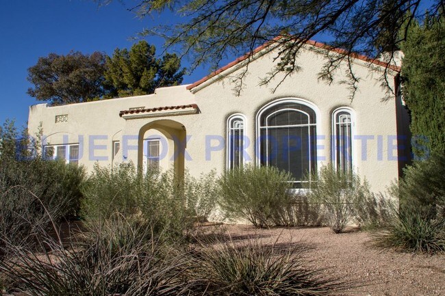 Foto del edificio - HISTORIC HOME CLOSE TO UOFA W/ POOL