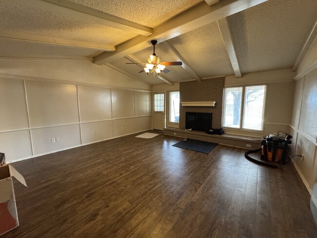 Foto del edificio - "Spacious 3-Bedroom with 2 Full Baths in P...