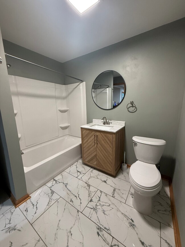 Building Photo - 816 E Cranston Rd