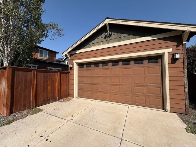 Foto del edificio - SPACIOUS, MUST-SEE HOME ON CORNER LOT IN T...