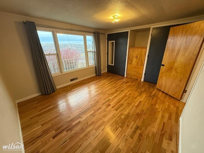 Foto del edificio - Beautiful 3-Bedroom Stunning Stone Home with Breathtaking Valley Views!