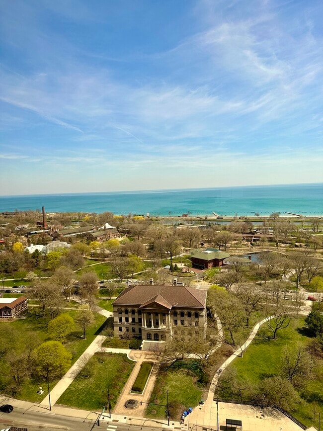 Building Photo - 1960 N Lincoln Park W