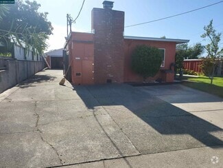 Building Photo - 136 Marguerite Dr