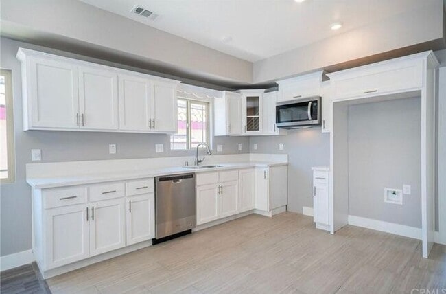 Building Photo - Beautiful 4 bed 4 bath unit in Gardena 90247!