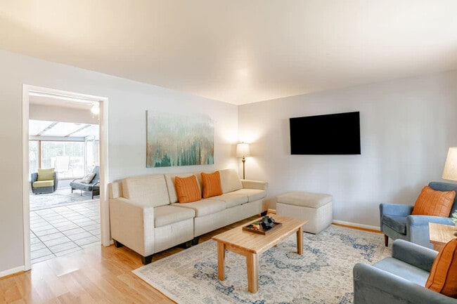 Building Photo - 304 N University Blvd