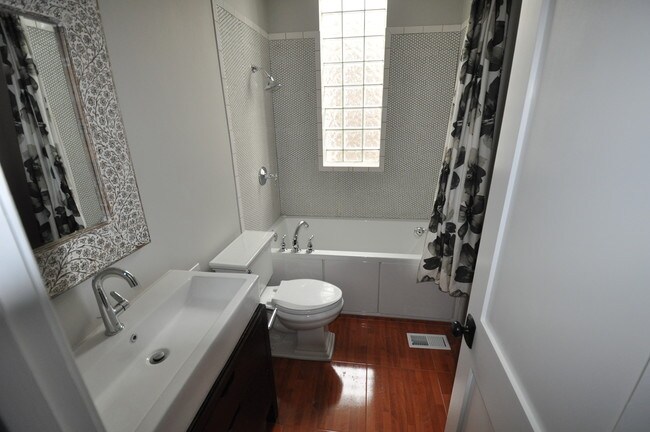 Master bath - 941 W Altgeld St