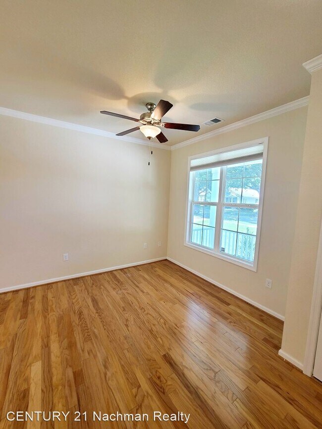 Building Photo - 4 br, 2.5 bath House - 565 Woodford Street