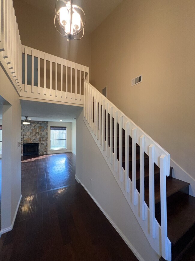 Foto del edificio - 7402 Wood Bluff Blvd