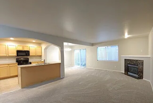 Building Photo - Beautiful 3 Bedroom Home