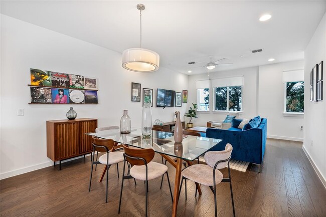 Building Photo - 814 N Bluff Dr